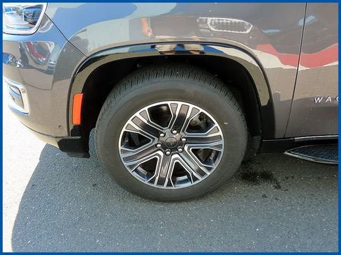 Used 2024 Jeep Wagoneer L Series II w/ Flexible Seating Group AWD/4WD image 4