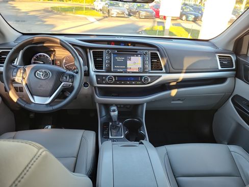 Used 2017 Toyota Highlander XLE image 12