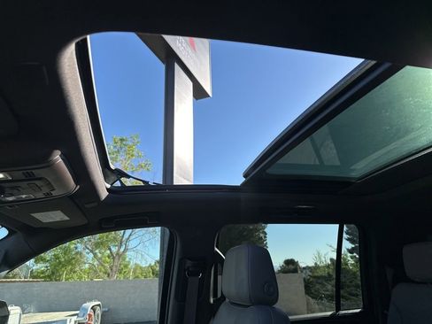 Used 2022 Chevrolet Suburban Z71 w/ Luxury Package image 7