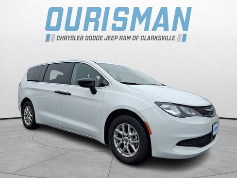 Used 2023 Chrysler Voyager LX image 1