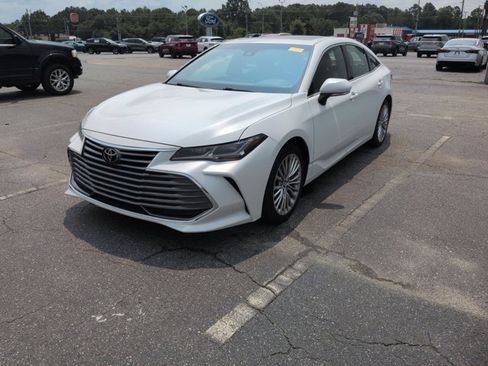 Used 2019 Toyota Avalon Limited FWD image 2