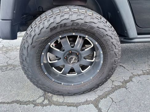 Used 2014 Jeep Wrangler Unlimited Rubicon image 14