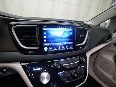 Used 2017 Chrysler Pacifica Touring-L w/ Tire & Wheel Group FWD image 6