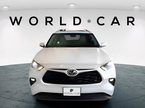 Used 2023 Toyota Highlander XLE image 2