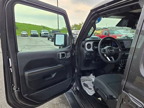 Used 2025 Jeep Wrangler Unlimited Sahara AWD/4WD image 12
