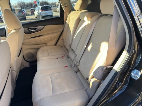 Used 2016 Nissan Rogue SV image 12