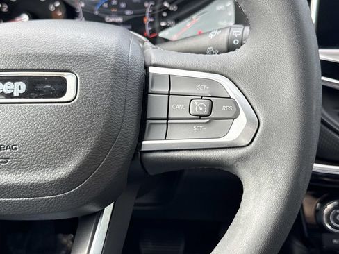 Used 2023 Jeep Compass Latitude AWD/4WD image 9