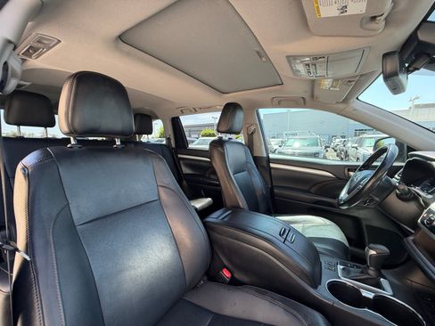 Used 2019 Toyota Highlander XLE FWD image 19