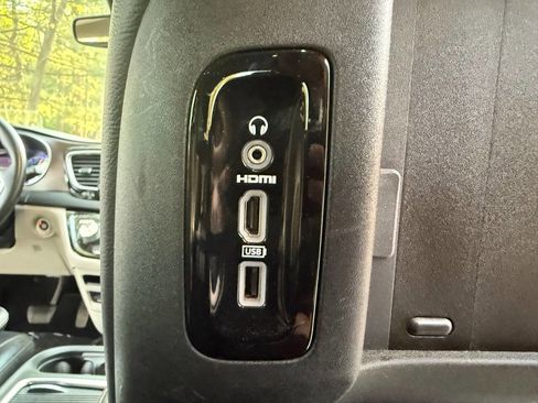 Used 2017 Chrysler Pacifica Touring-L Plus w/ Tire & Wheel Group FWD image 21