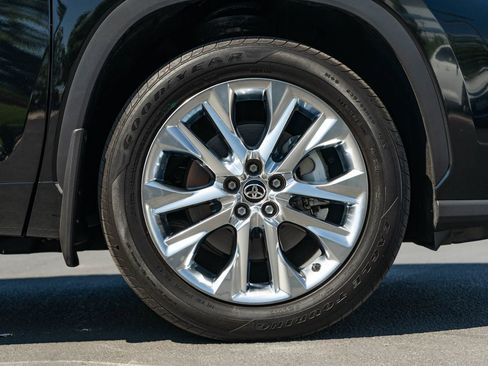 Certified 2025 Toyota Highlander Limited FWD image 5