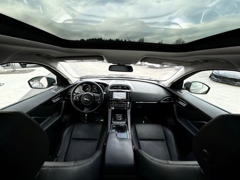 Used 2018 Jaguar F-PACE Premium image 24