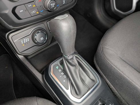Used 2018 Jeep Renegade Latitude AWD/4WD image 30