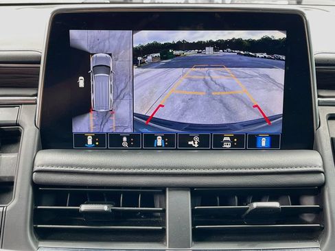 Used 2021 Chevrolet Suburban LT w/ Luxury Package RWD image 25