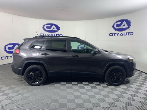 Used 2019 Jeep Cherokee Latitude Plus AWD/4WD image 2