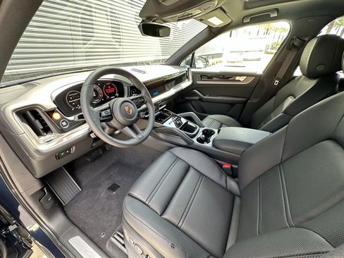 Certified 2025 Porsche Cayenne image 4