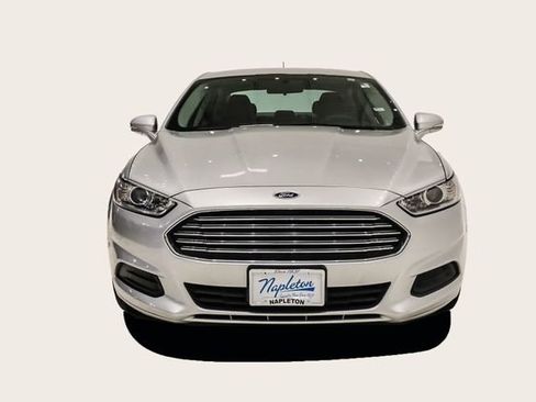 Used 2015 Ford Fusion SE image 3