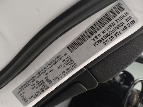 Used 2021 Jeep Grand Cherokee Laredo AWD/4WD image 33