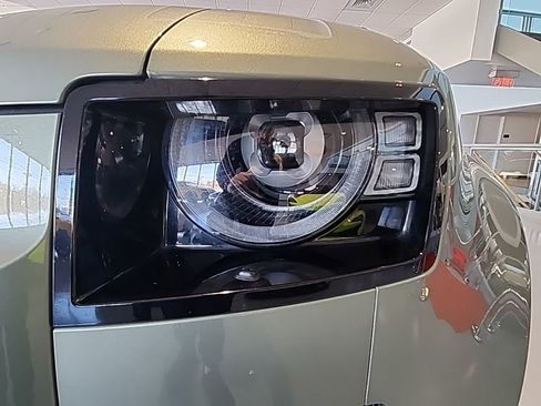 Used 2022 Land Rover Defender 110 SE AWD/4WD image 11