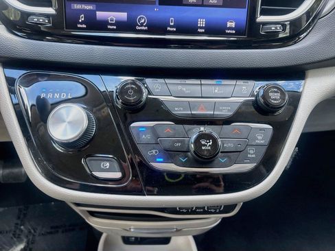 Used 2023 Chrysler Pacifica Touring-L FWD image 11