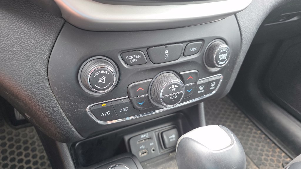 Used 2014 Jeep Cherokee Trailhawk w/ Comfort/Convenience Group AWD/4WD image 19