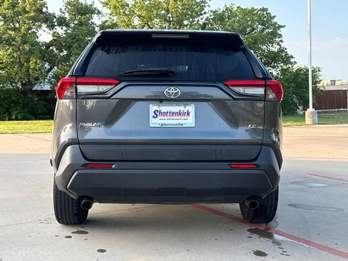 Used 2020 Toyota RAV4 LE FWD image 7