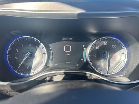 Used 2024 Chrysler Pacifica Touring-L image 14