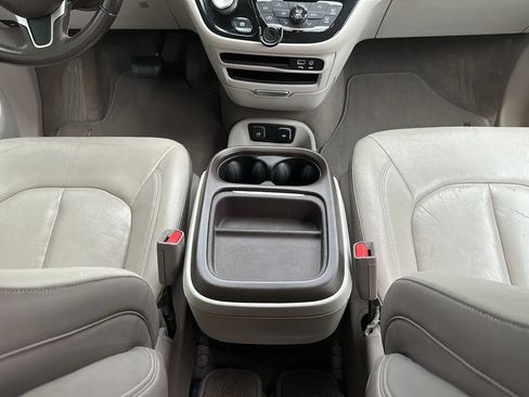 Used 2017 Chrysler Pacifica Touring-L FWD image 28