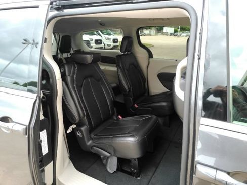 Used 2023 Chrysler Pacifica Touring-L FWD image 24