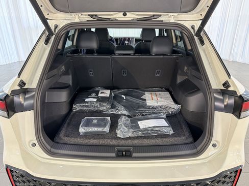 New 2026 Volkswagen Tiguan SE R-Line FWD image 33