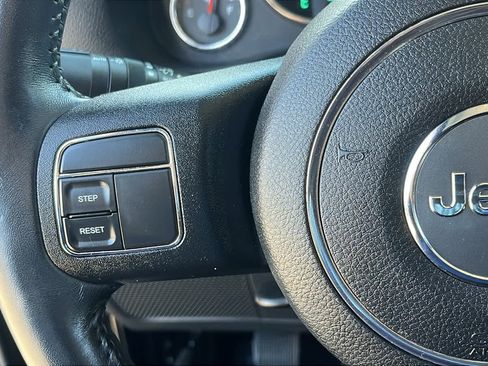 Used 2016 Jeep Wrangler Unlimited Sahara image 13