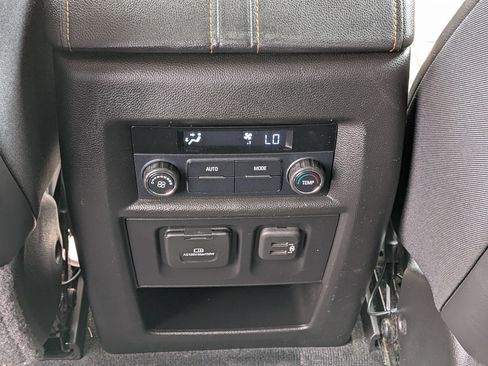 Used 2021 Chevrolet Traverse RS FWD image 33