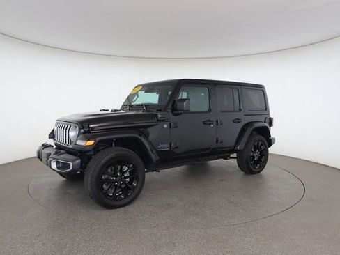 Used 2025 Jeep Wrangler Unlimited Sahara w/ Safety Group AWD/4WD image 4