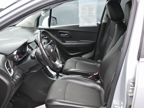 Used 2019 Chevrolet Trax LT w/ LT Convenience Package image 16