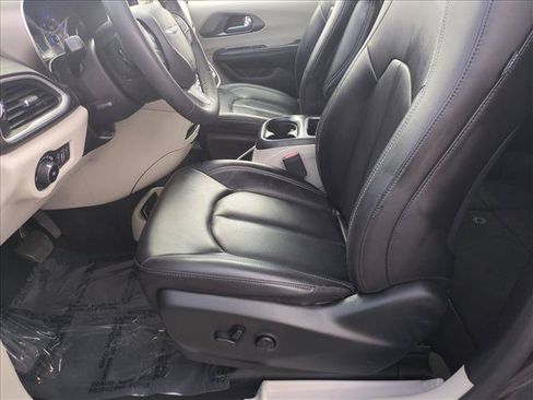 Used 2023 Chrysler Pacifica Touring-L FWD image 15