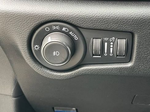 Used 2025 Chrysler Pacifica Select FWD image 18