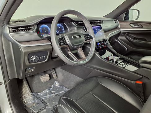 Used 2023 Jeep Grand Cherokee Overland AWD/4WD image 18