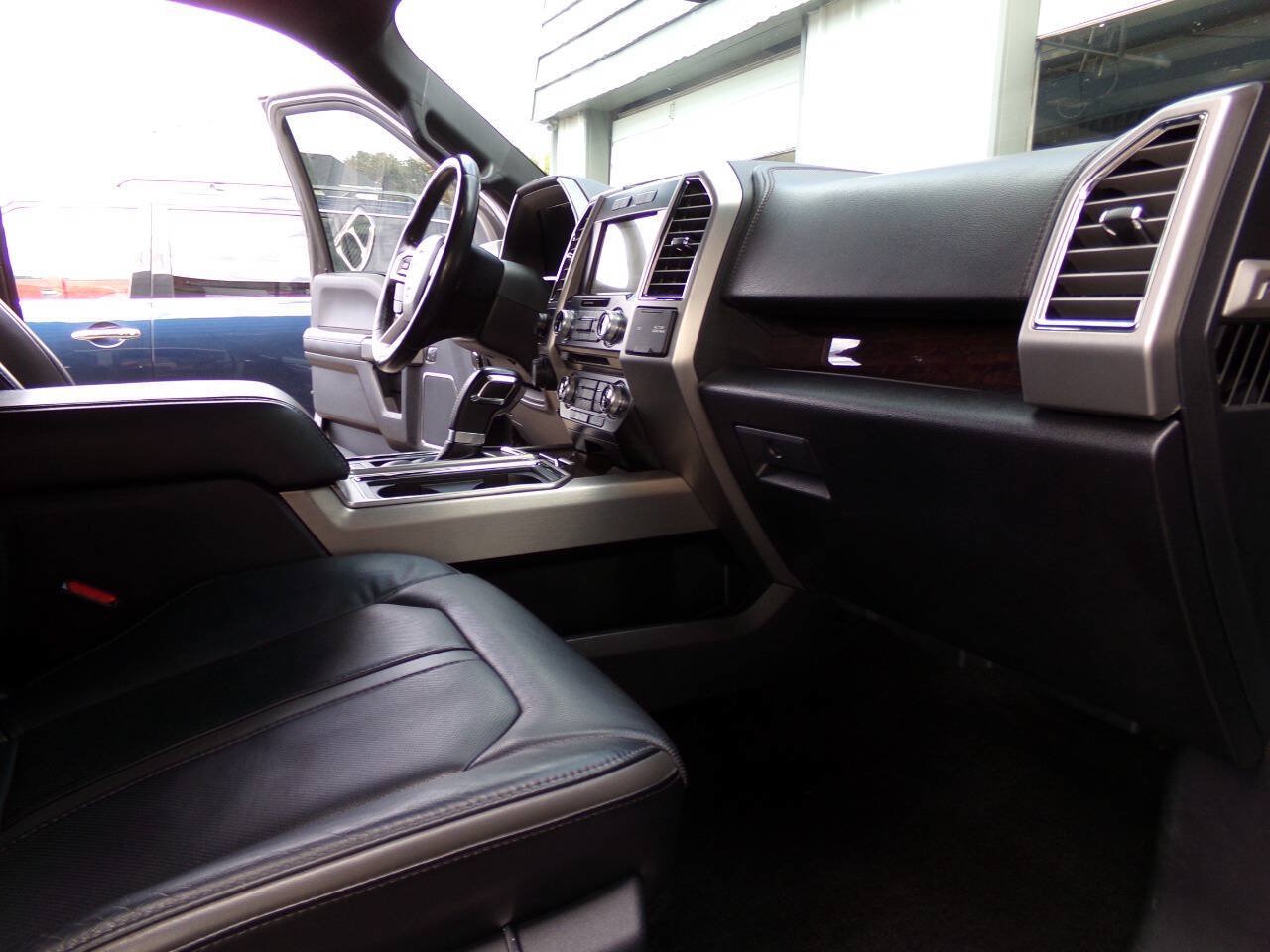 Used 2017 Ford F150 Platinum w/ Equipment Group 701A Luxury AWD/4WD image 27