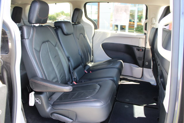 Used 2018 Chrysler Pacifica Touring-L w/ Tire & Wheel Group FWD image 35