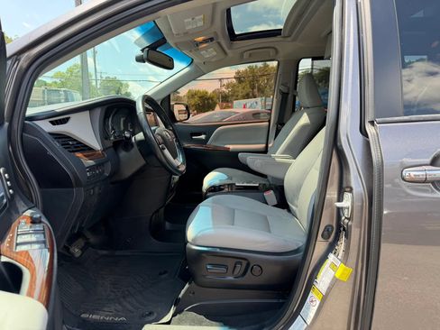 Used 2017 Toyota Sienna AWD image 17