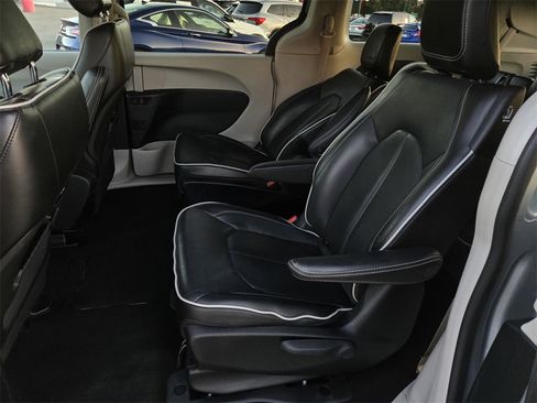 Used 2023 Chrysler Pacifica Limited image 12