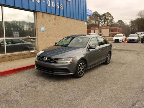 Used 2018 Volkswagen Jetta SE image 3