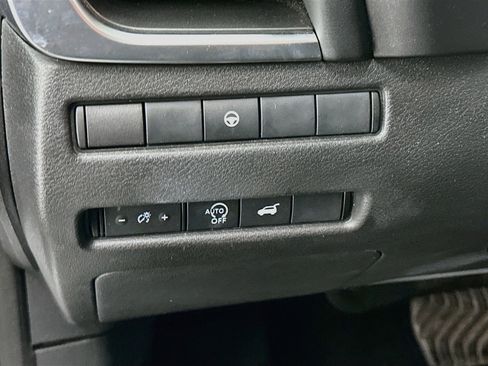 Used 2025 Nissan Rogue SV AWD/4WD image 17