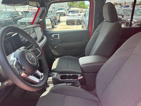 Used 2025 Jeep Wrangler Unlimited Sahara AWD/4WD image 22