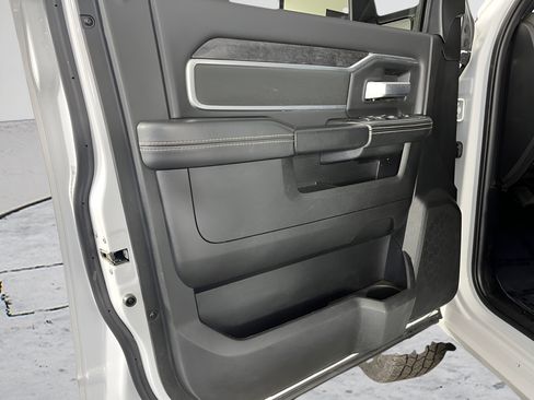 Used 2024 RAM 2500 Big Horn AWD/4WD image 9