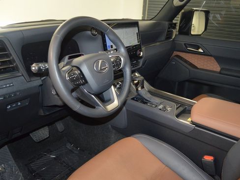 Used 2024 Lexus GX 550 w/ Accessory Package (Z1) image 4