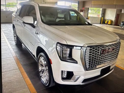 Used 2022 GMC Yukon XL Denali image 1
