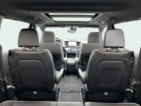 Used 2025 Chrysler Pacifica Limited image 16