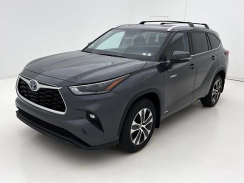 Used 2021 Toyota Highlander XLE AWD/4WD image 4