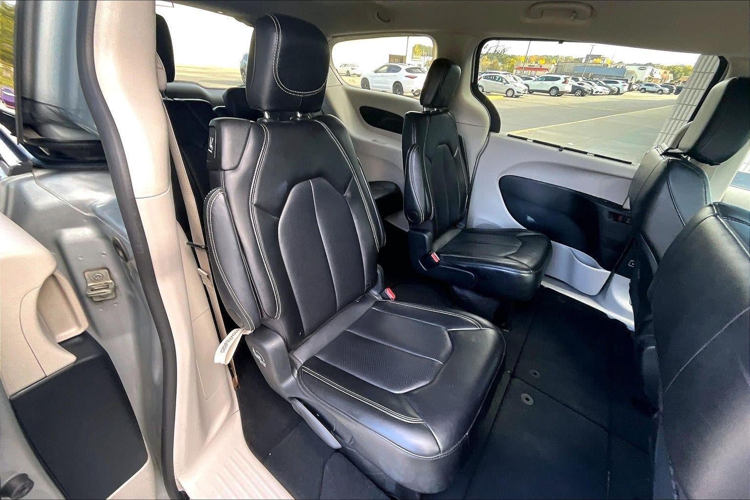 Used 2024 Chrysler Pacifica Touring-L FWD image 21