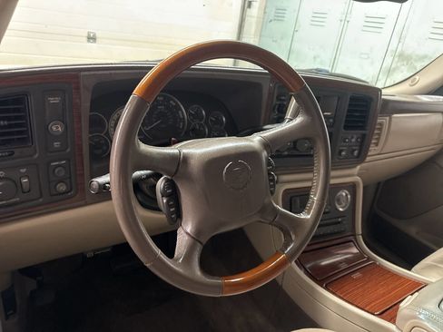 Used 2002 Cadillac Escalade EXT image 5